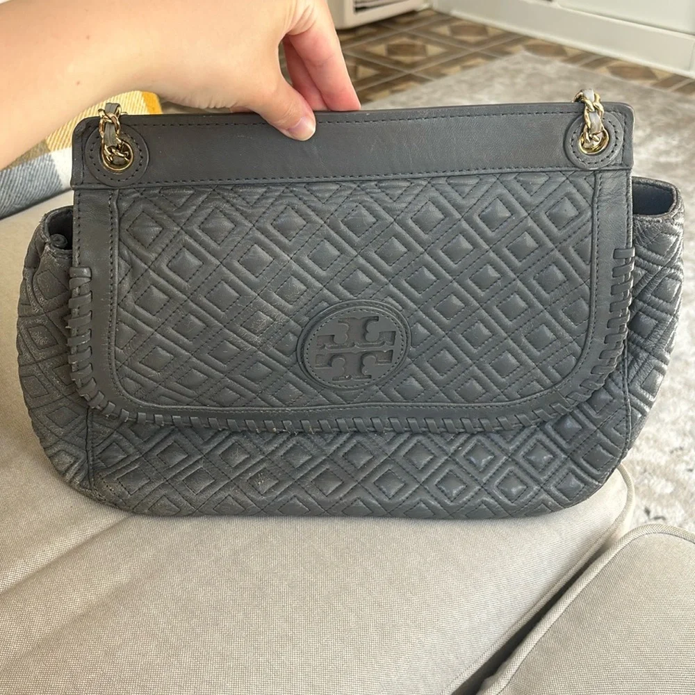 Tory Burch Quilted Chain-Handle Shoulder Bag in Gray with Gold Hardware - Picture 2 of 11